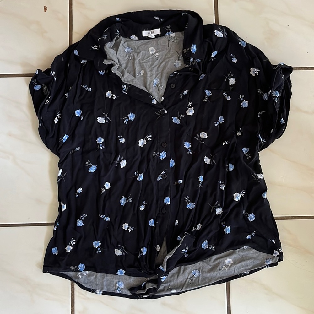 Women's Medium Button up Blouse Floral Flowered Blue Navy Tee Shirt Ardene Knot
